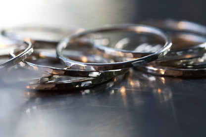 槌目の入った銀の華奢な指輪 / 1.0mm