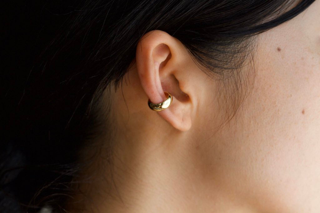 艶やかなイヤーカフ