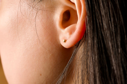 18金の小石ピアス / ひとつ