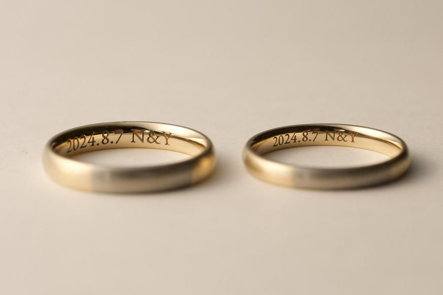 ２つの指輪の内側に「2024.8.7 N&Y」の刻印が刻まれている