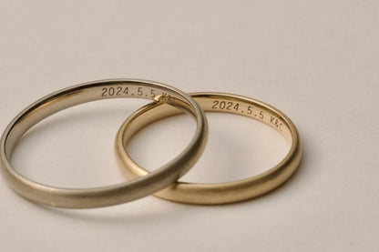 ２つの指輪に「2024.5.5 k&c」の刻印
