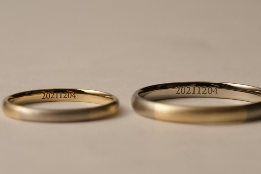 ２つの指輪に「20211204」の刻印