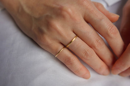 (薬指)18金の華奢な指輪 / 1.5mm (小指)18金の華奢な指輪 / 1.0mm