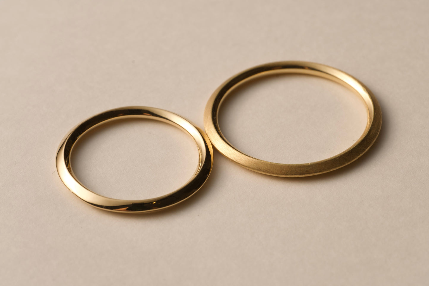 Angular 18K gold ring / 1.8mm