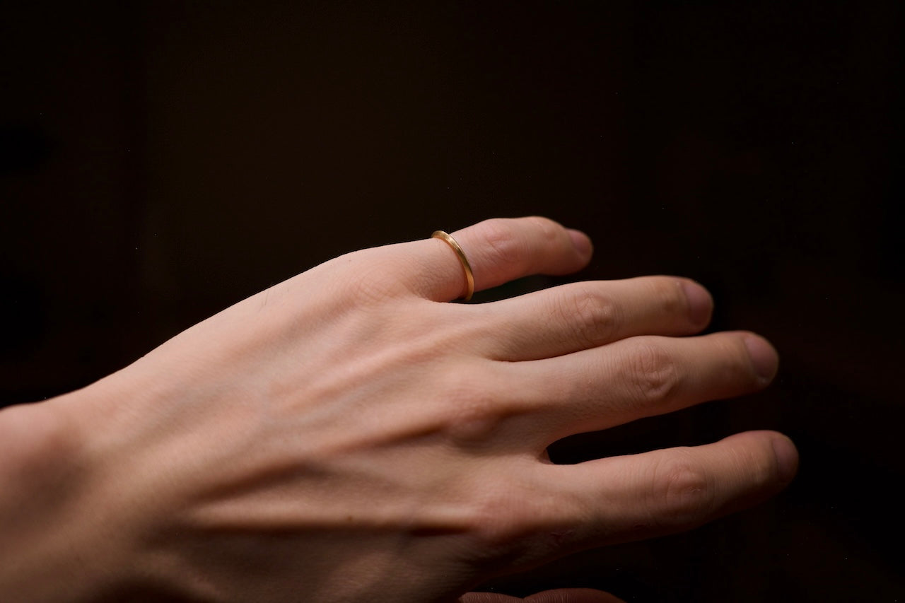 Angular 18K gold ring / 1.8mm