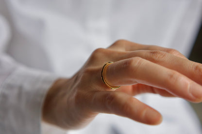 Angular 18K gold ring / 1.8mm