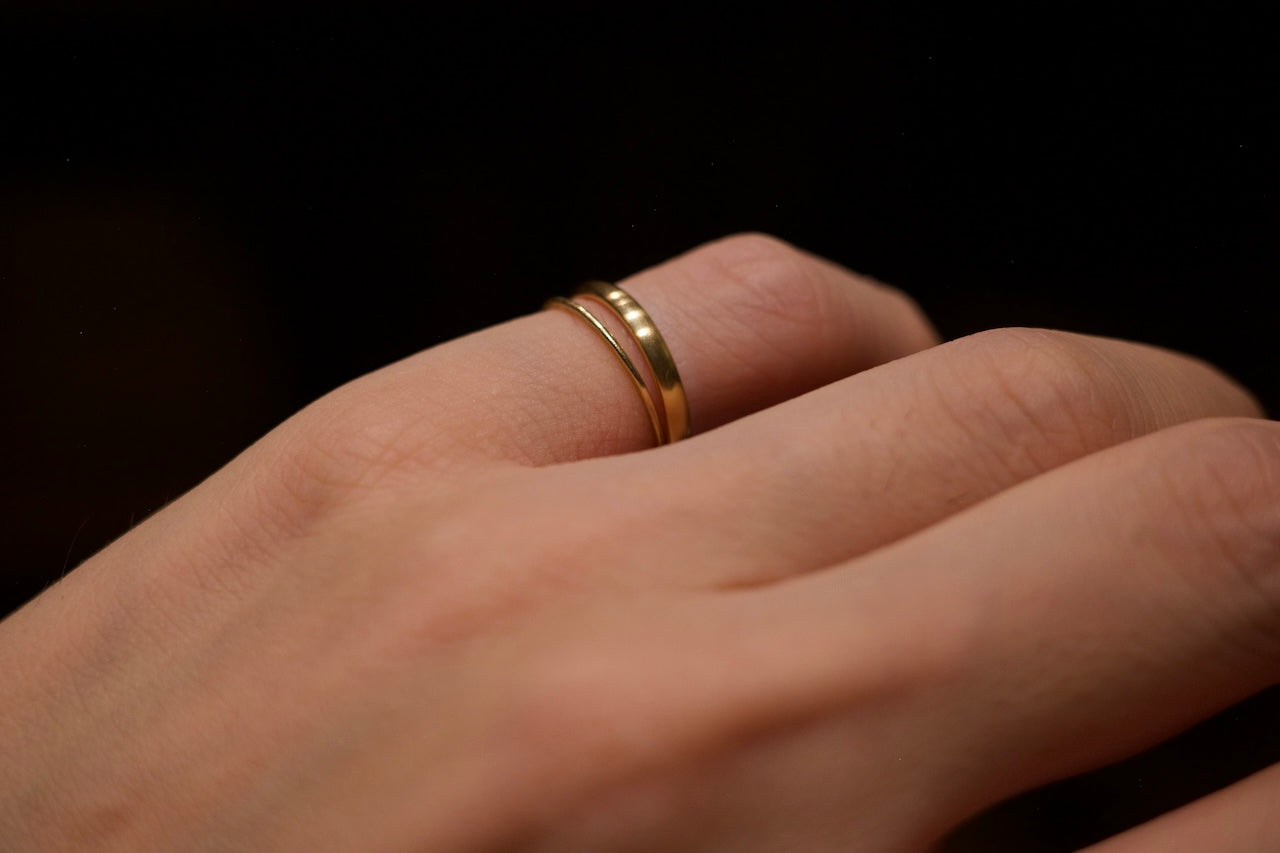 (上)K18 Classic Oval Ring / 2.0mm (下)18金の平らに叩き上げた指輪 / 0.7mm