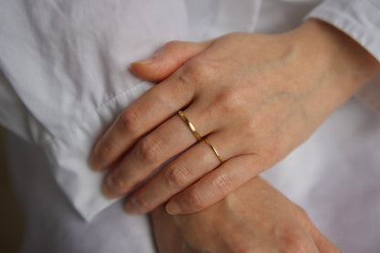 (中指)K18 Classic Oval Ring / 2.0mm (薬指)18金の華奢な指輪 / 1.0mm