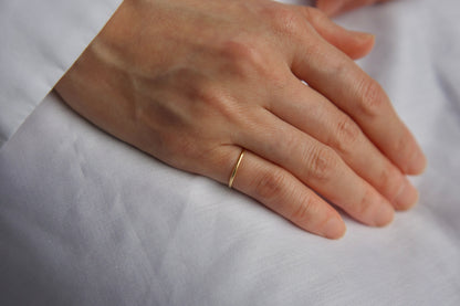 Delicate 18k gold ring / 1.0mm