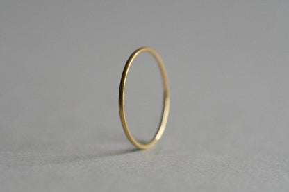 Delicate 18k gold ring / 1.0mm