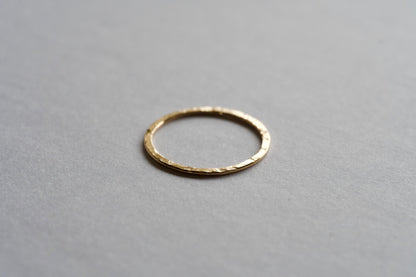 18K flat hammered ring / 0.7mm