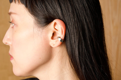 (上)〔002〕Silver Edge Ear cuff (下)18金の小石ピアス / ひとつ