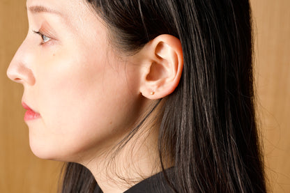 18k gold pebble earrings / one
