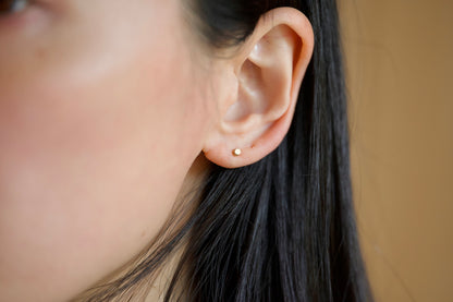18k gold pebble earrings / one