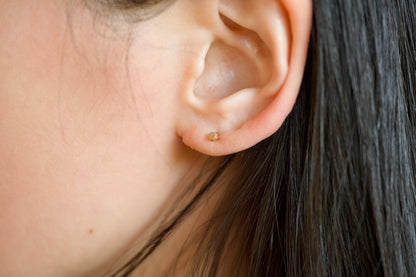 18k gold pebble earrings / one
