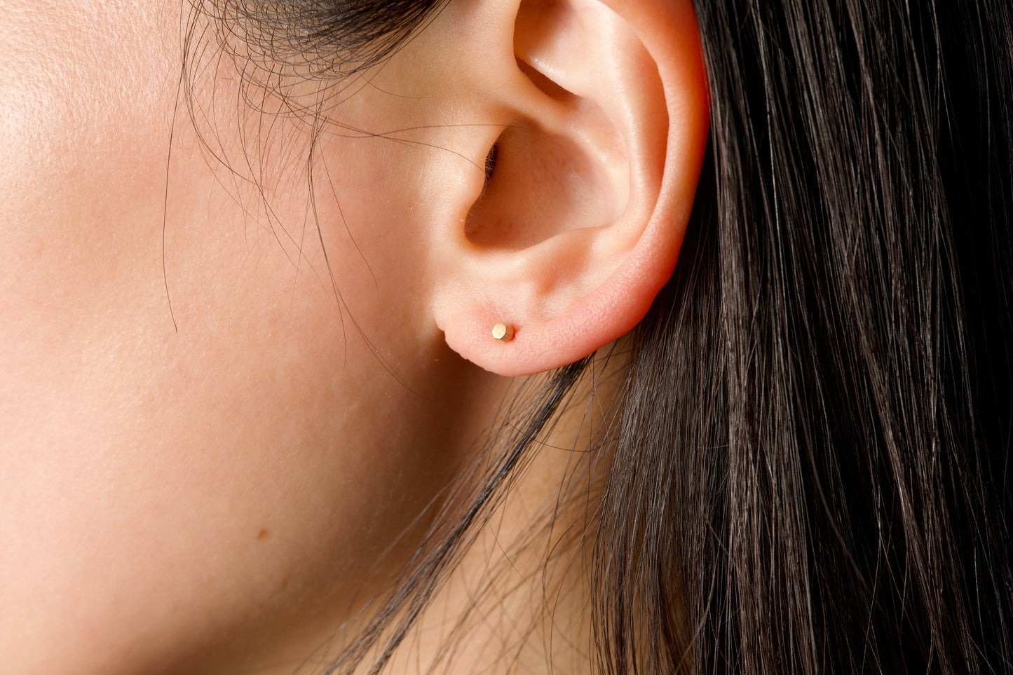 18k gold pebble earrings / one