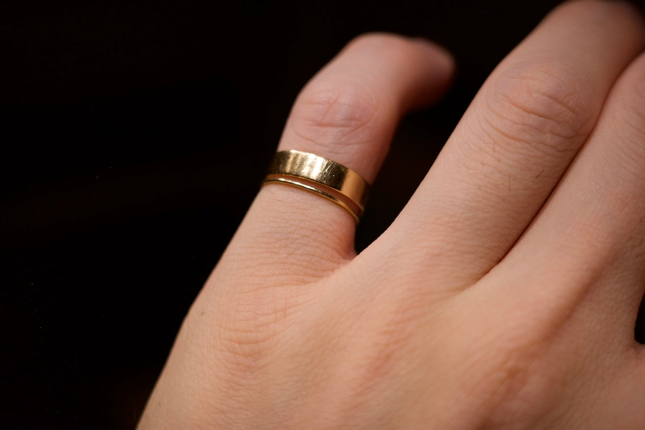 (上)18金の板の指輪 / 4.2mm (下)18金の平らに叩き上げた指輪 / 0.7mm