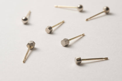18k gold pebble earrings / one