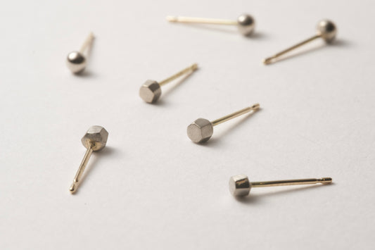 18k gold pebble earrings / one