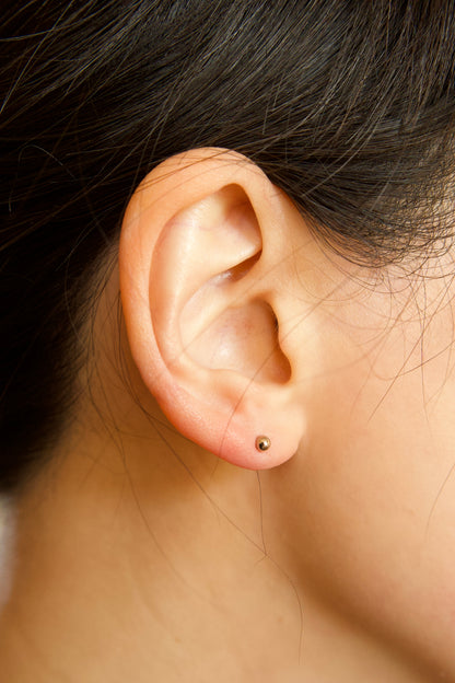 18k gold pebble earrings / one