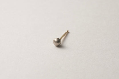 18k gold pebble earrings / one