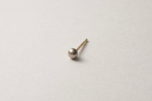 18k gold pebble earrings / one