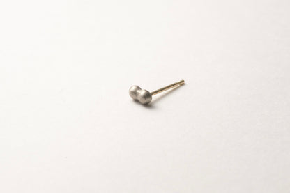 18k gold pebble earrings / one