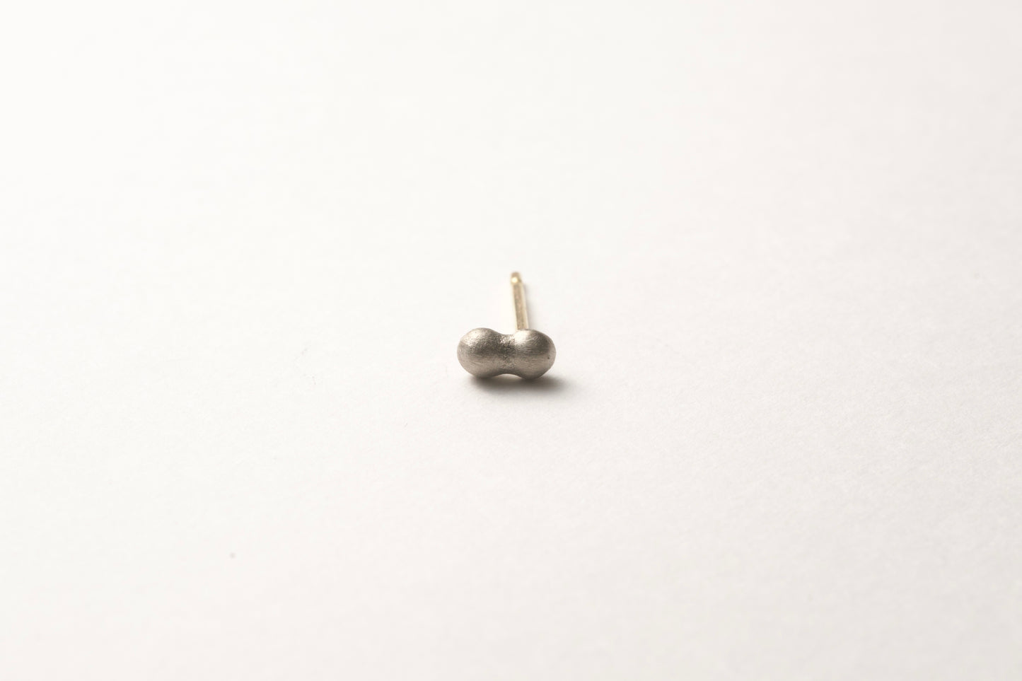 18k gold pebble earrings / one