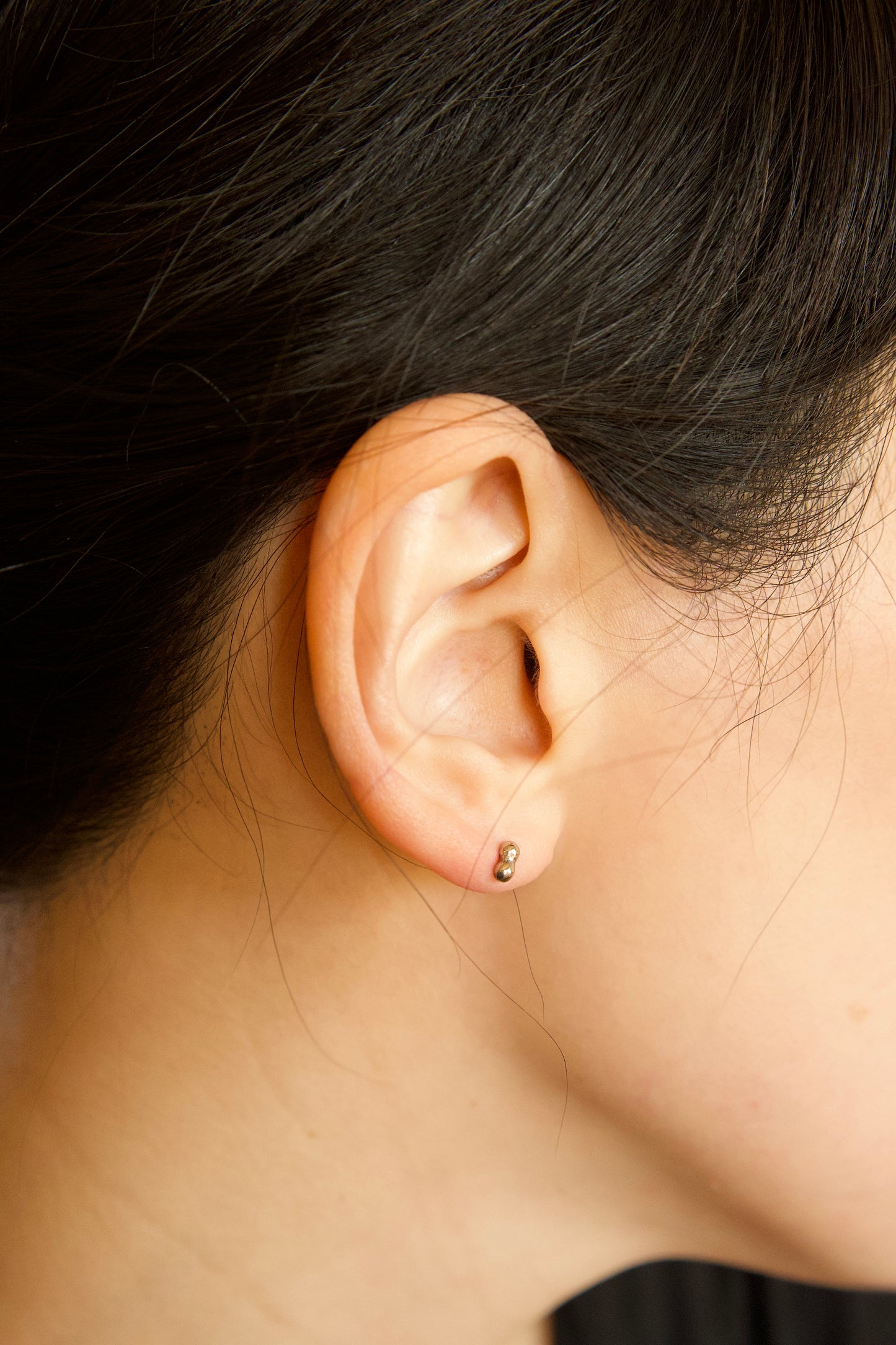 18k gold pebble earrings / one