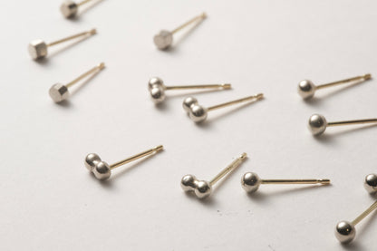 18k gold pebble earrings / one