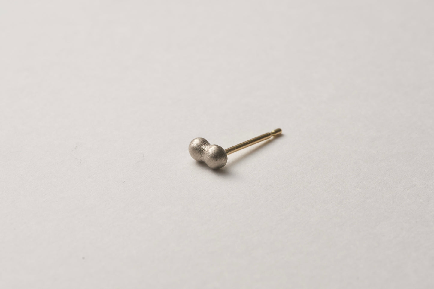 18k gold pebble earrings / one