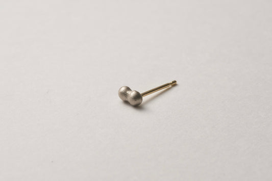 18k gold pebble earrings / one