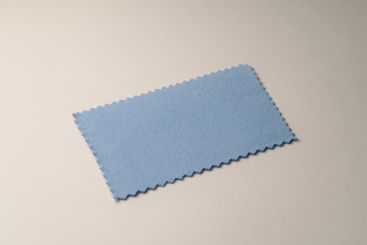 Black stain removal cloth for a glossy finish