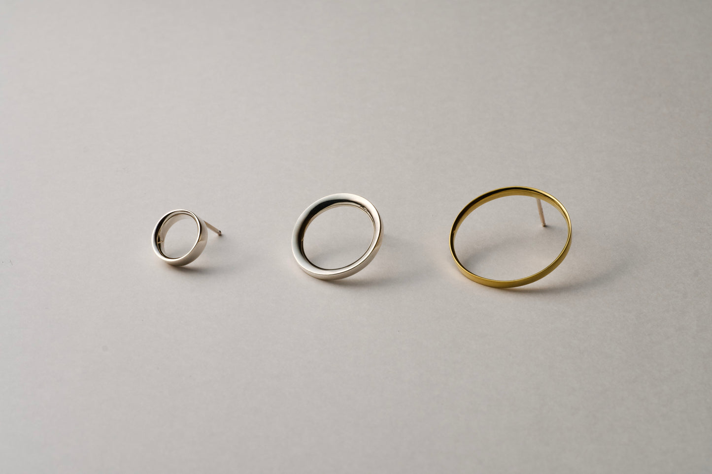 (左)小さな銀のリングピアス  (中央)銀のリングピアス  (右)真鍮のリングピアス 