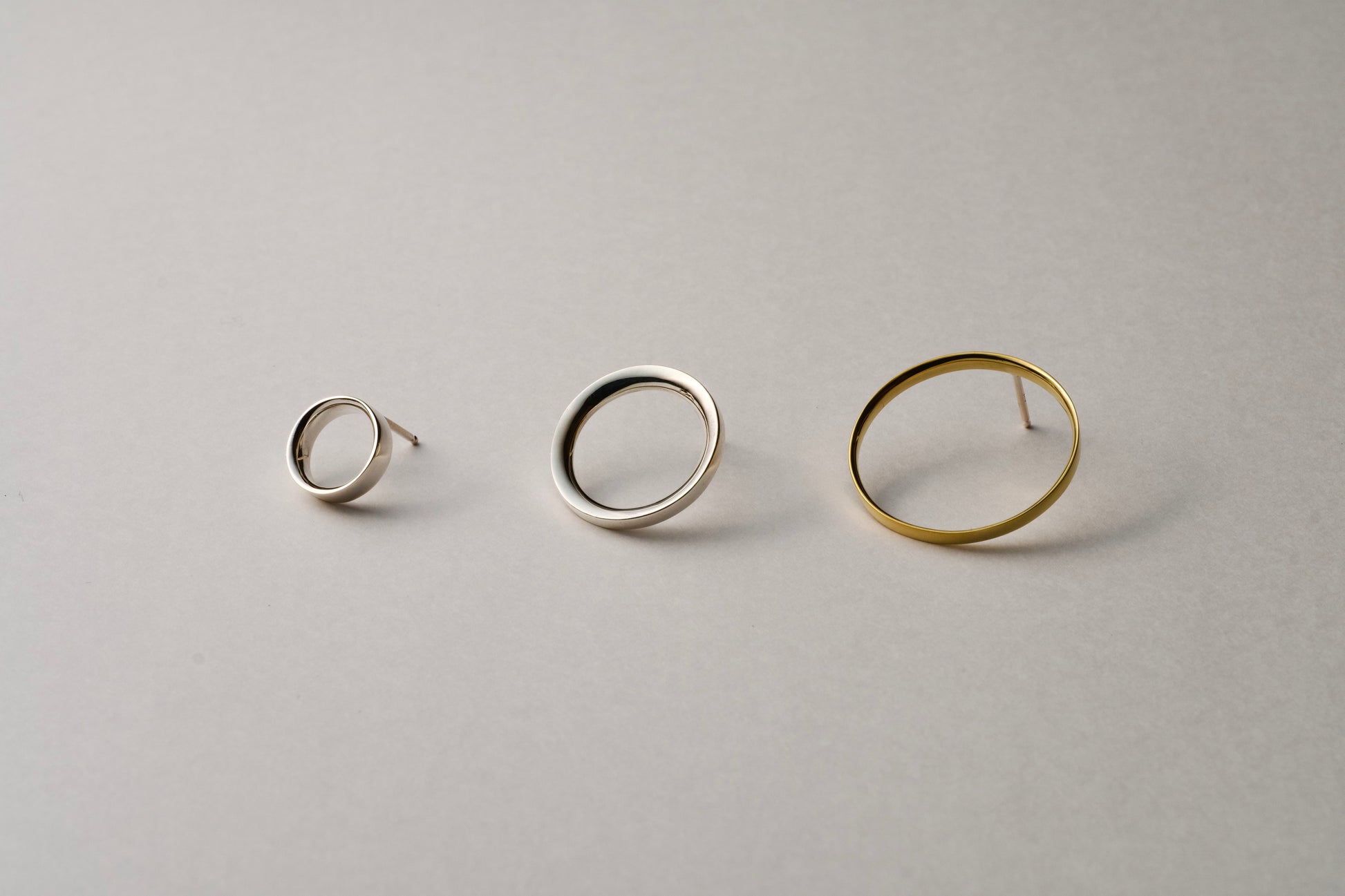 (左)小さな銀のリングピアス  (中央)銀のリングピアス  (右)真鍮のリングピアス 