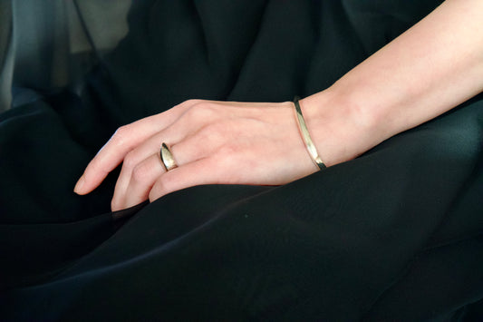 (薬指)〔001〕Silver Edge Ring (手首)〔003〕Silver Edge Bangle