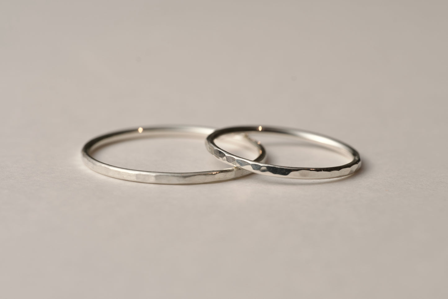 Delicate hammered silver ring / 1.0mm